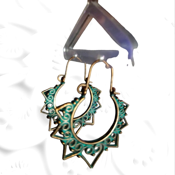 New Vintage Looking Circular Star Character Earrings - Picture 2 of 3